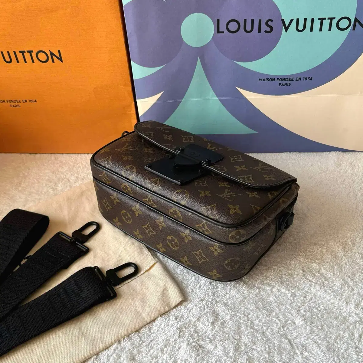 Louis vuitton s lock Messenger