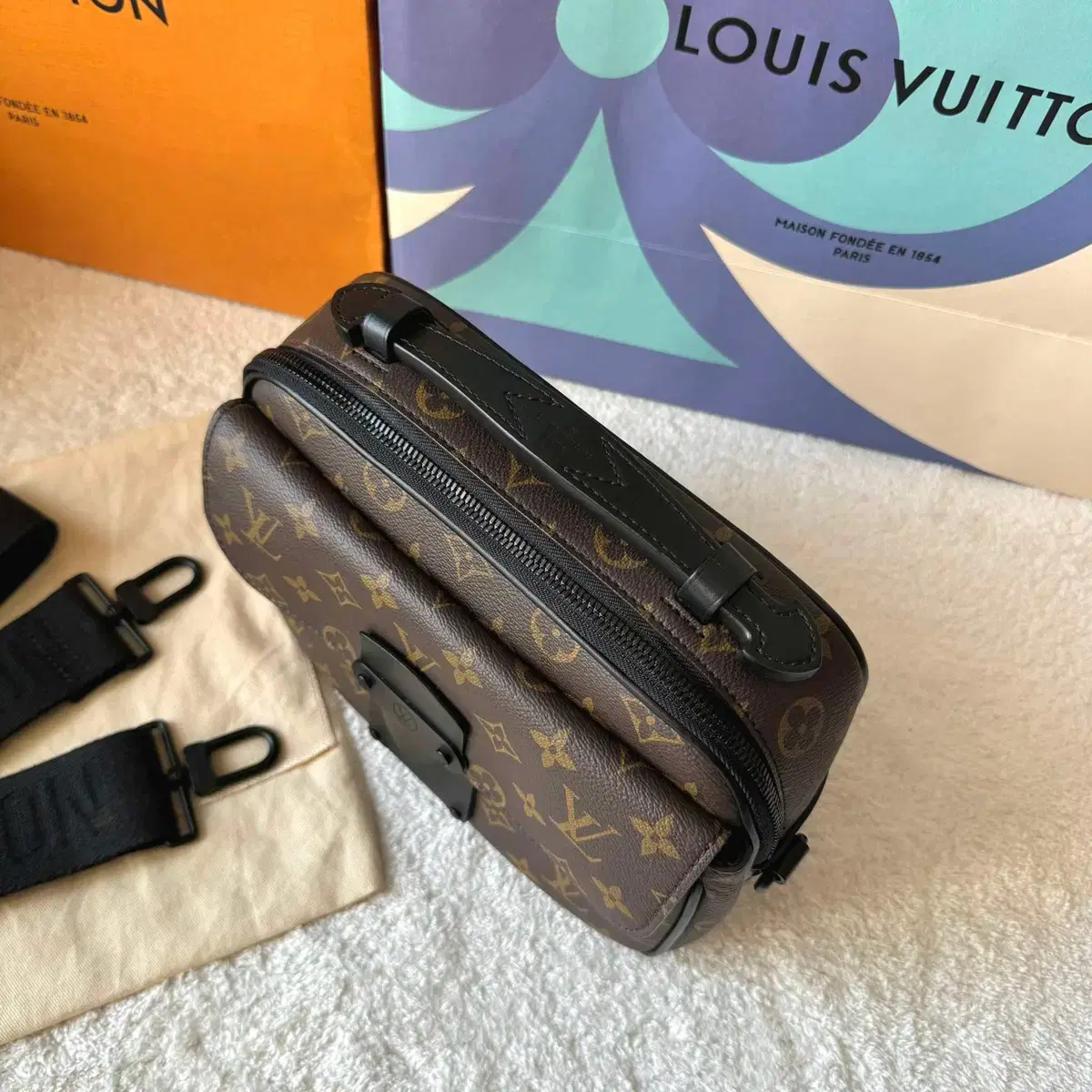 Louis vuitton s lock Messenger