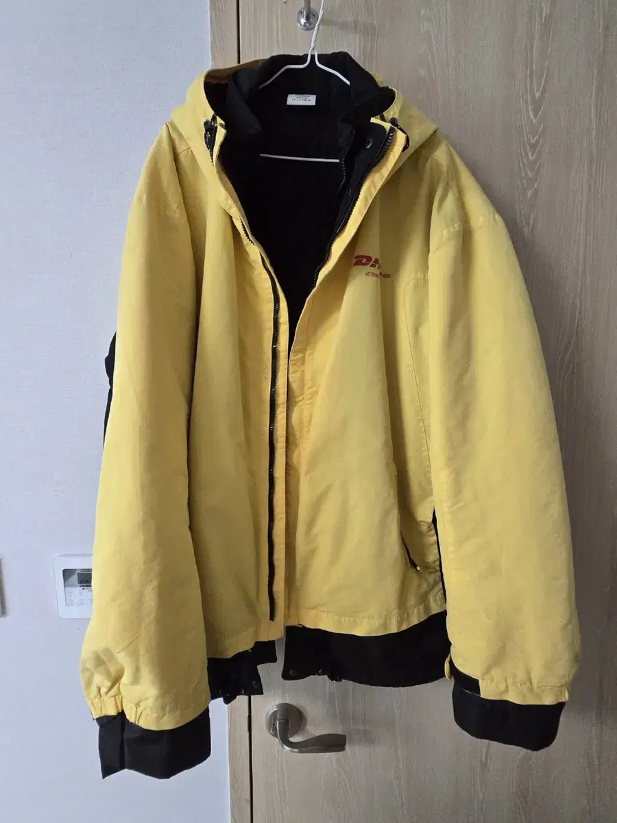 [M] Vetements DHL Hooded Jacket