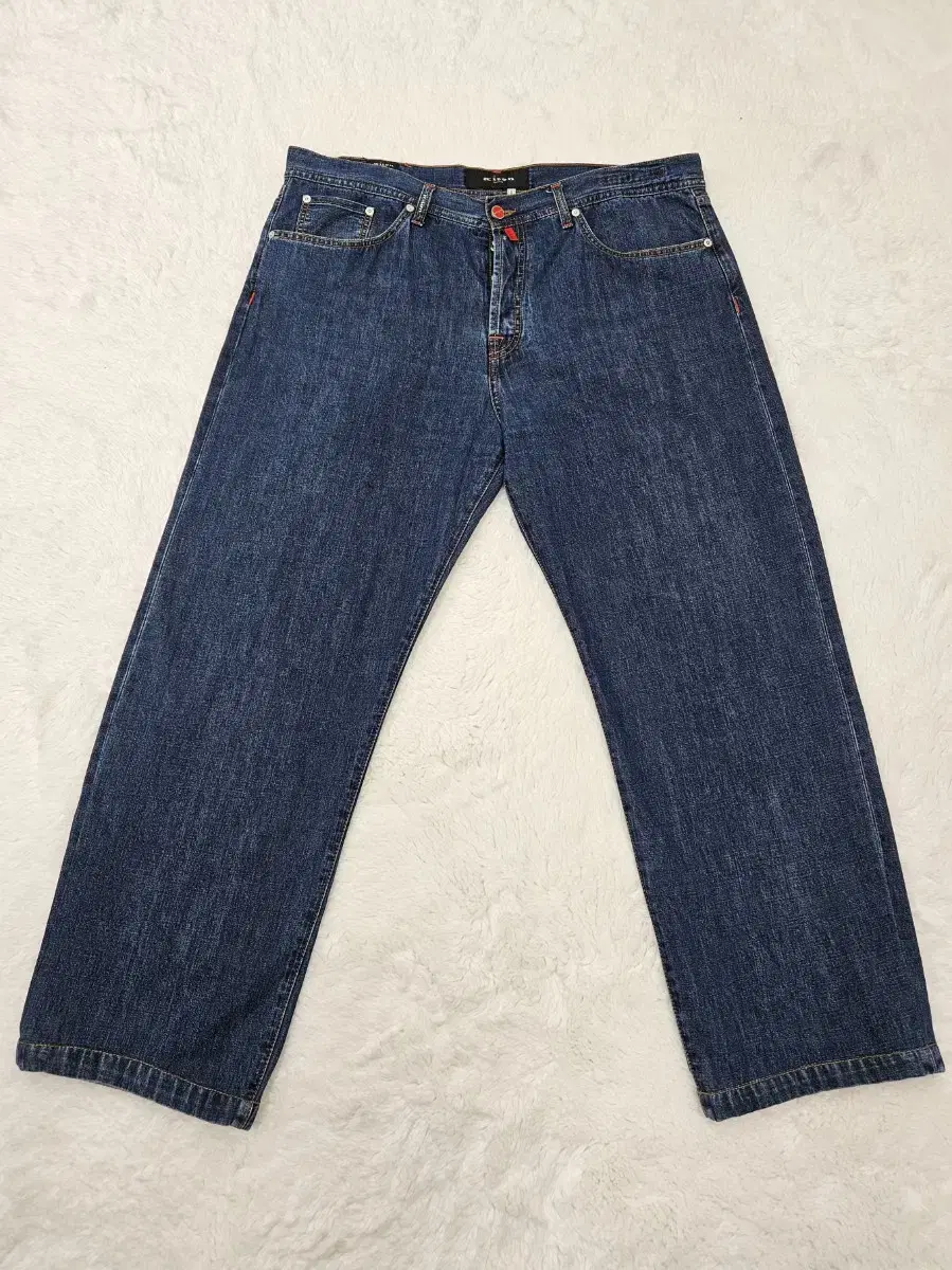 Straight denim pants in key tone