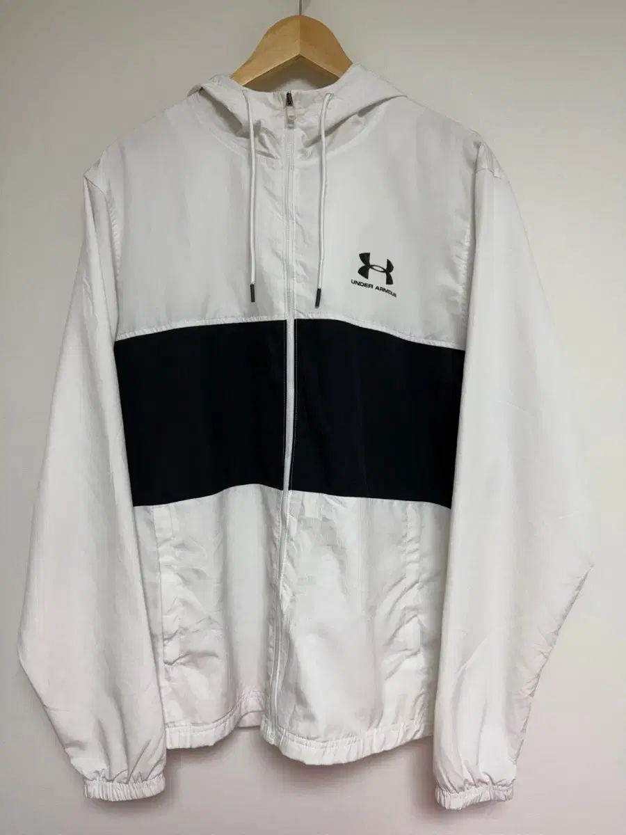 [L] Under Armour Whitetone Windbreaker Jacket