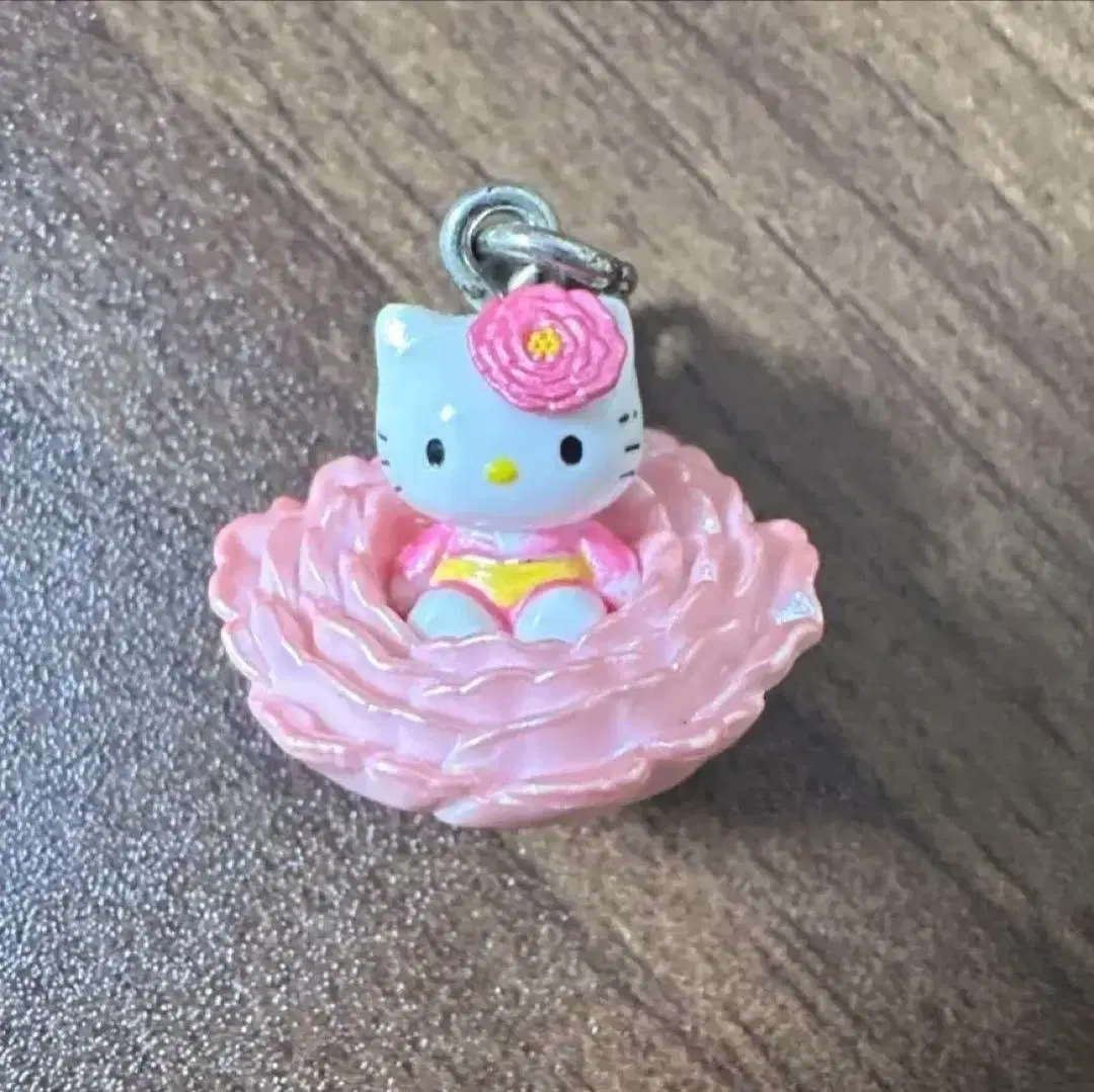 Classic Flower Petal Kitty Keyring