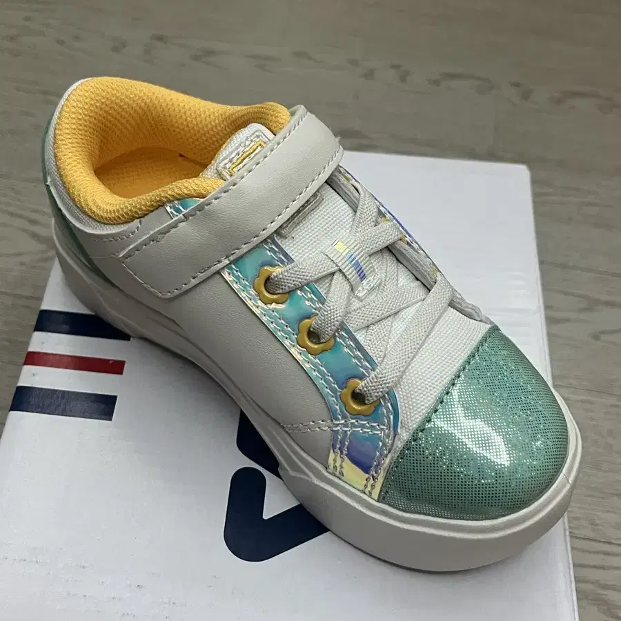 (FILA)휠라 운동화. 아동용. 180mm. 불빛반짝반짝