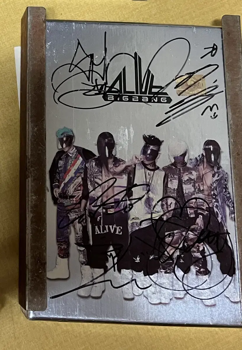 Last price drop BIGBANG G-Dragon autographed signature album