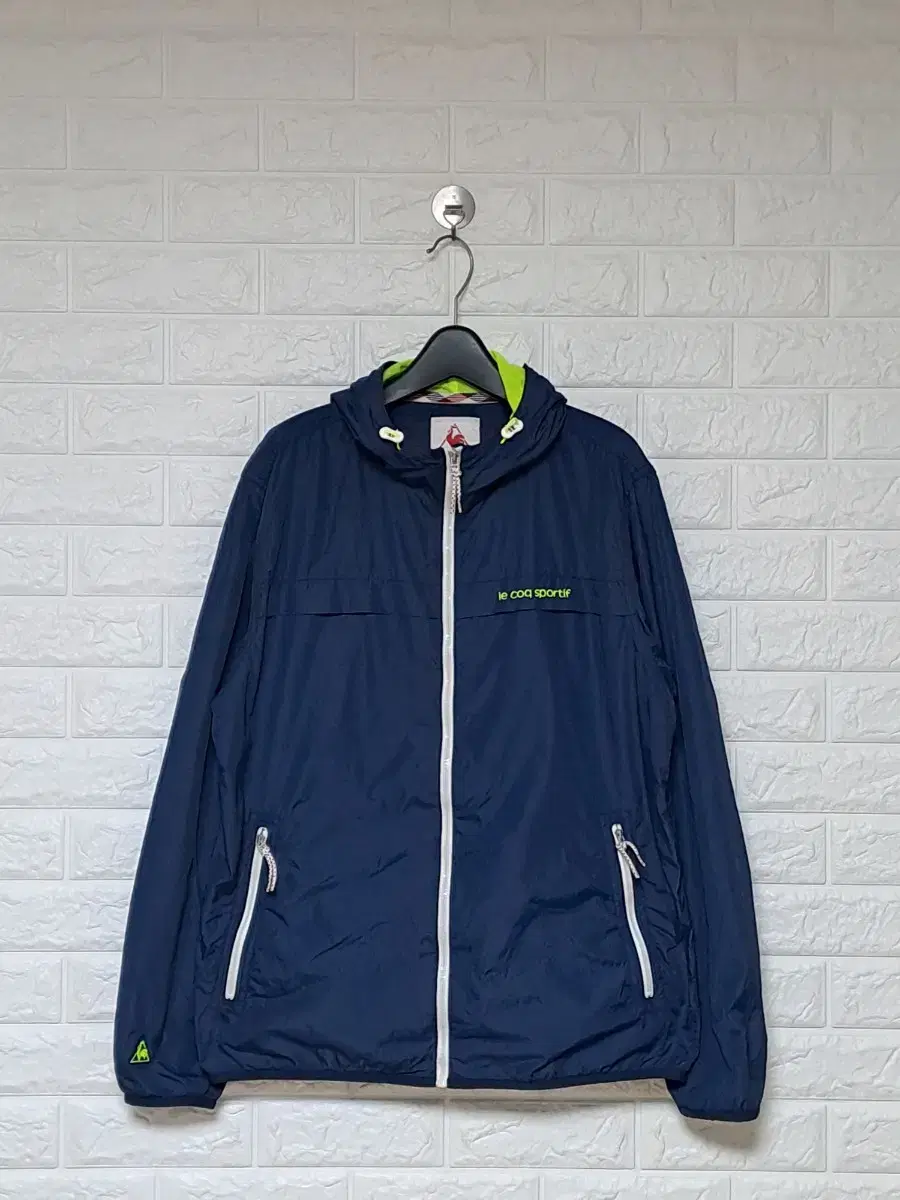 Men's LeCoq windbreaker size 105