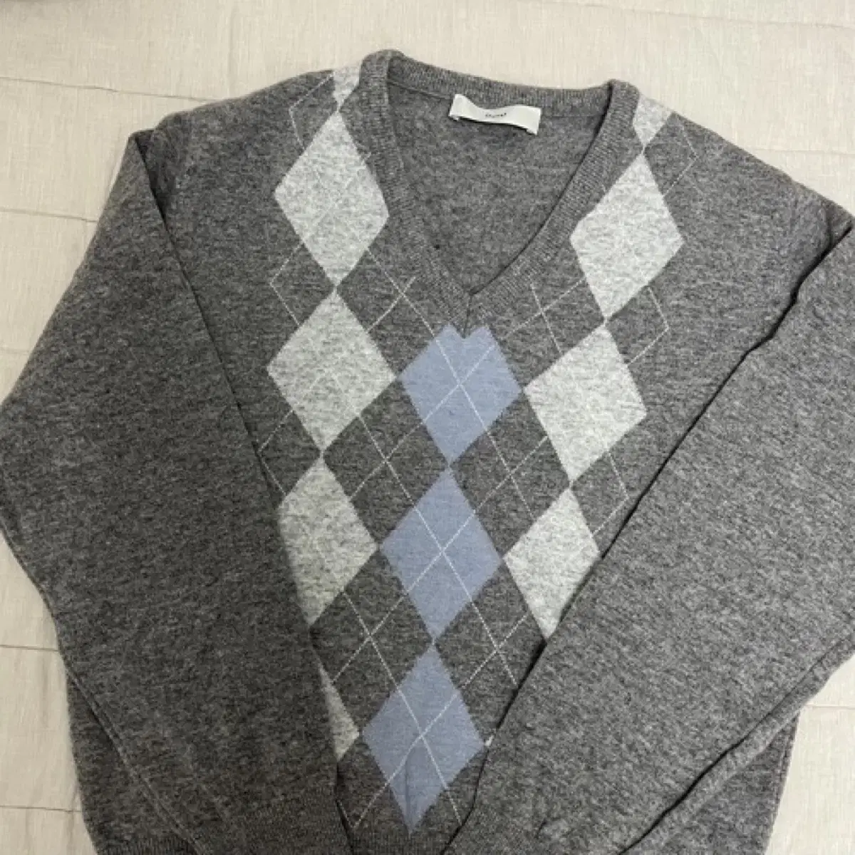 던스트 아가일 니트UNISEX V-NECK ARGYLE SWEATER