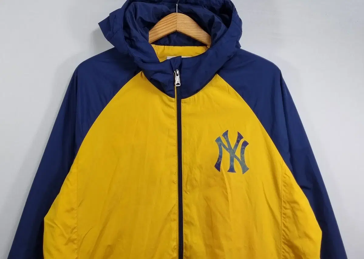 L (100) MLB M.L.B. New York Yankees Yel Windbreaker