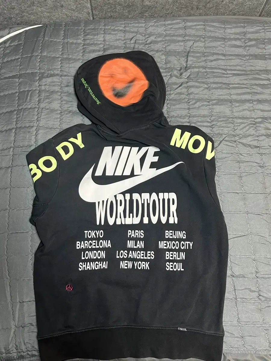 [L] Nike worldtour Swoosh Hoodie