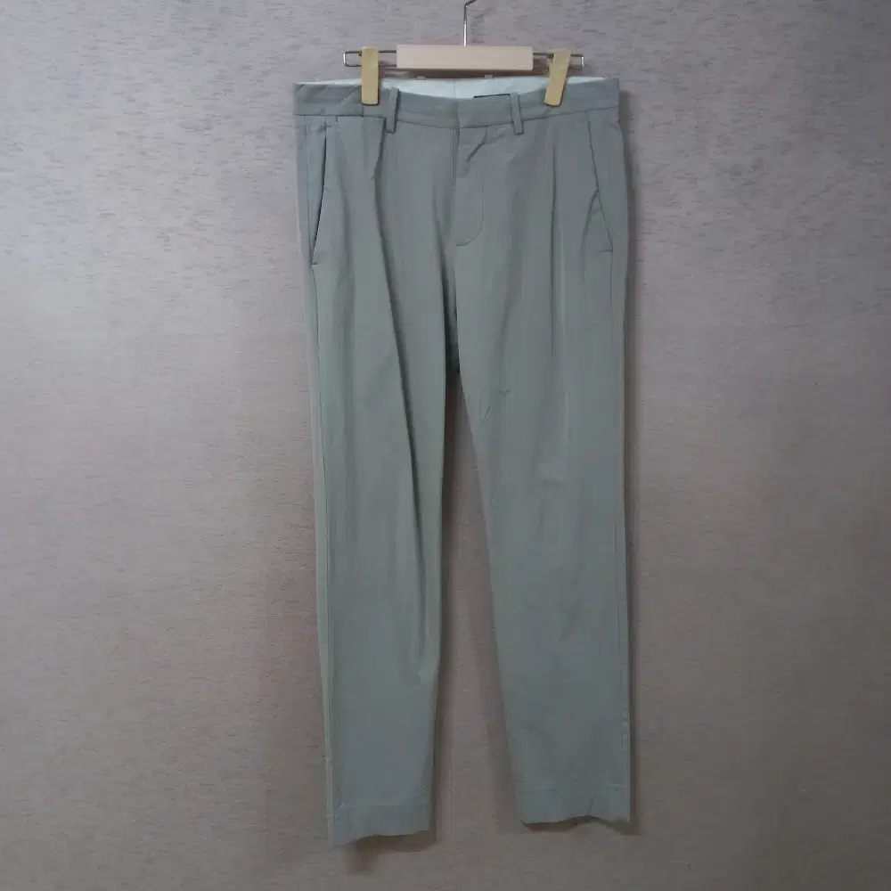 10-29/Tiered Beige Trousers Men