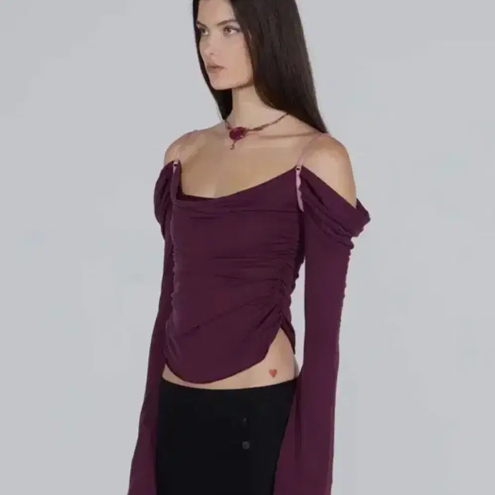 스컬프터 Draped Off-Shoulder Top Plum