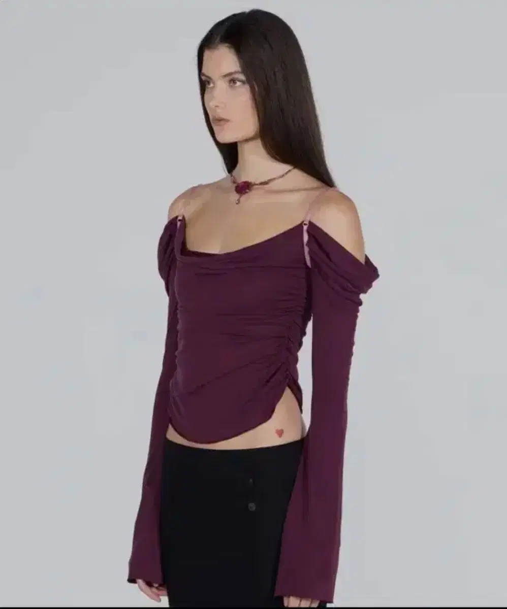 스컬프터 Draped Off-Shoulder Top Plum