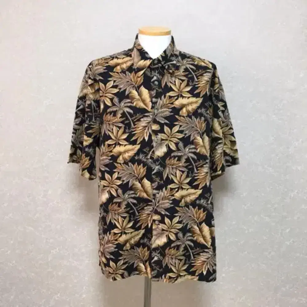 L Hawaiian short sleeve shirt. (c150)