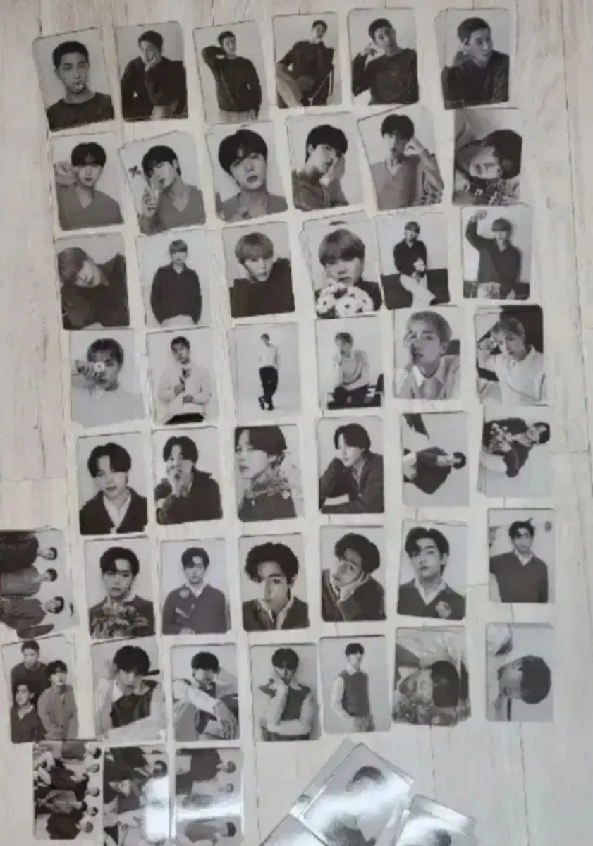 47 BTS Monochrome Mini Photocards de Ball wts