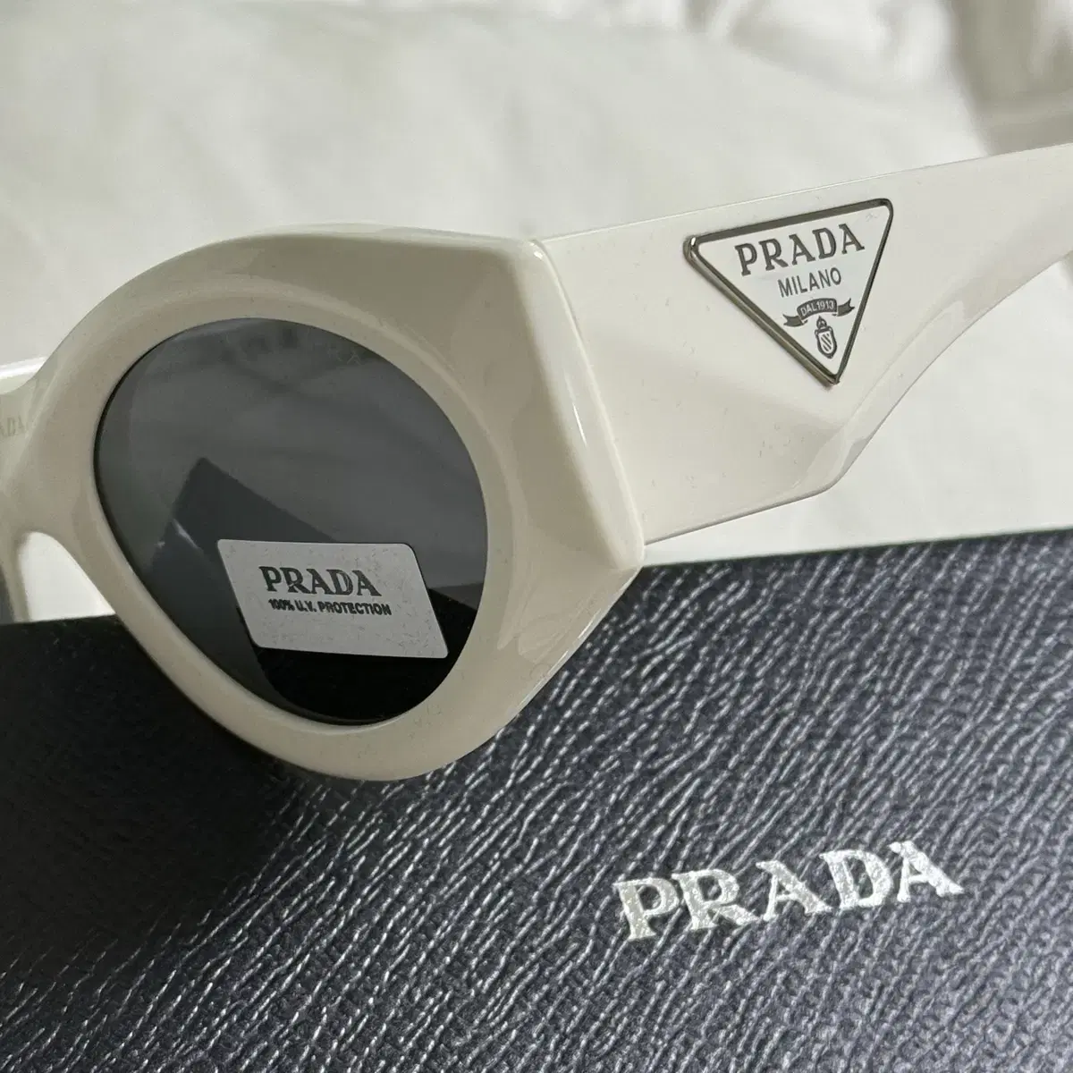 (OS) Prada 프라다 라운드 프레임 로고 선글라스 화이트