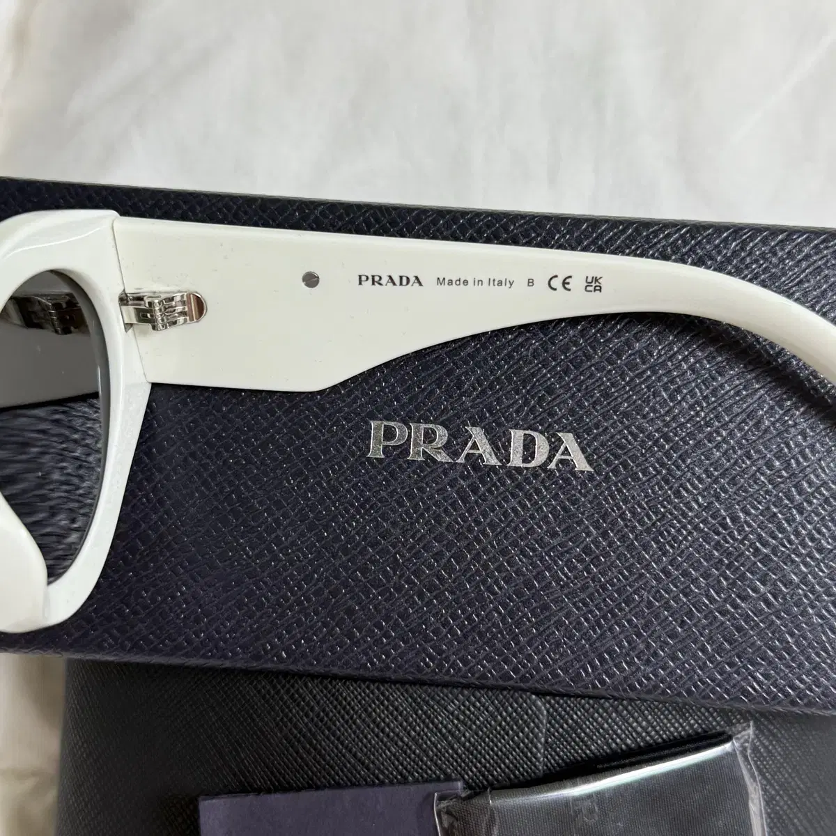 (OS) Prada 프라다 라운드 프레임 로고 선글라스 화이트