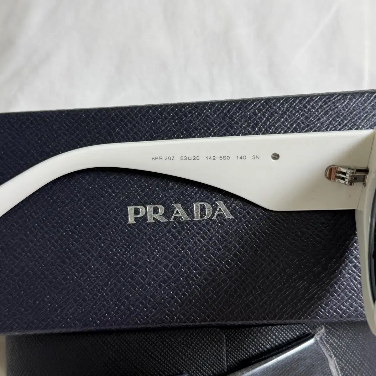 (OS) Prada 프라다 라운드 프레임 로고 선글라스 화이트