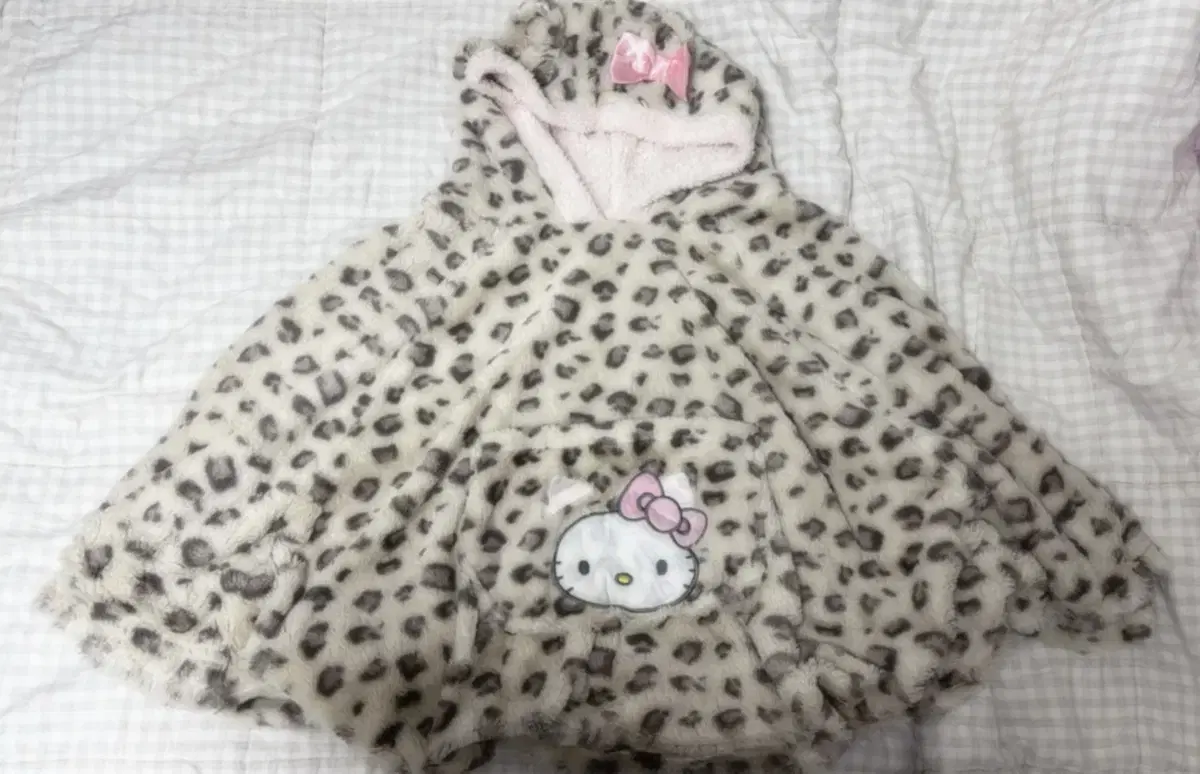 Vintage Himegyaru Onegyaru Hello Kitty Cape