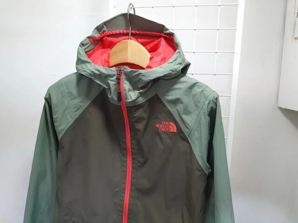 The North Face Windbreaker (WOMAN S-55) #450W