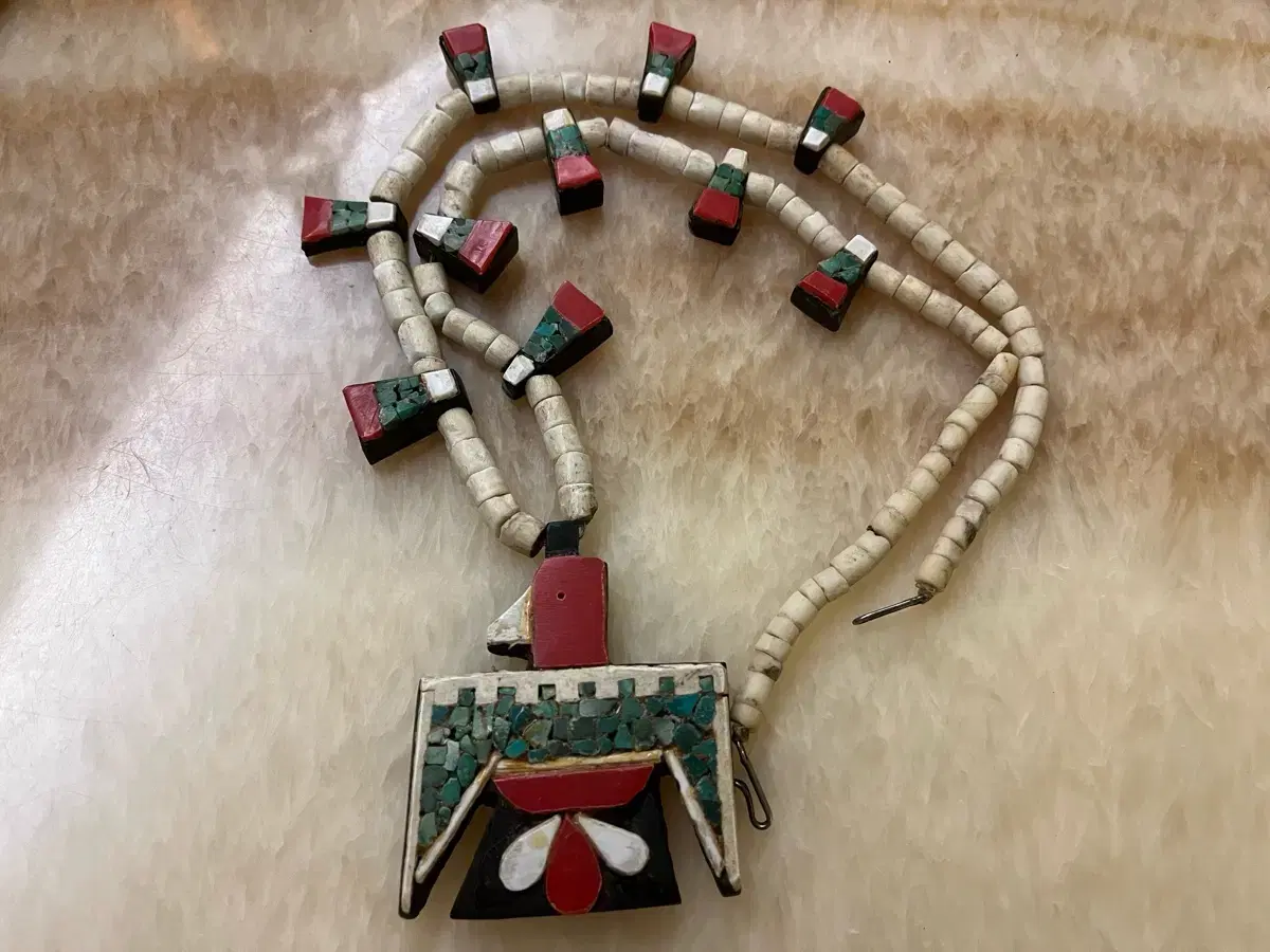 20sVINTAGE THUNDERBIRD BATTERY NECKLACE