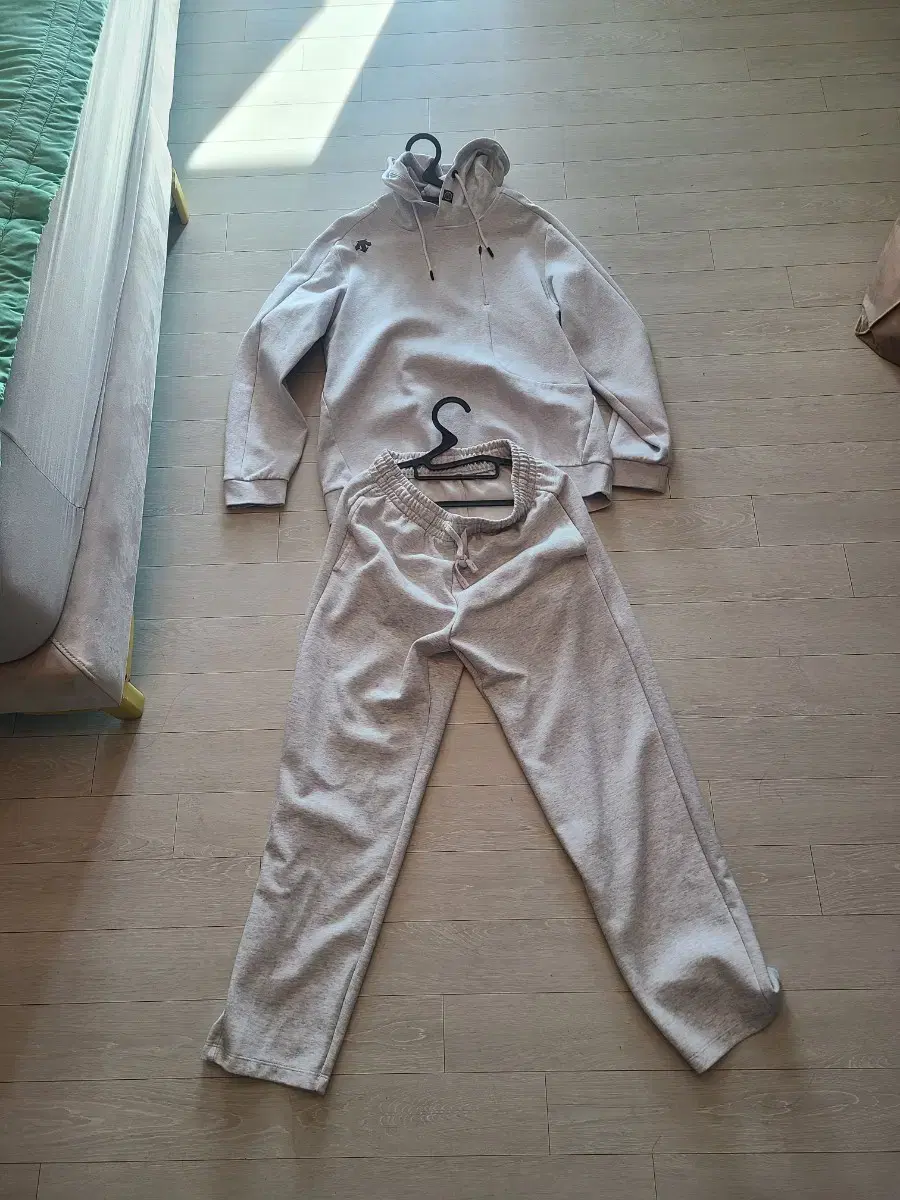 Desainte hoodie and Fallham pants (2 pieces total)