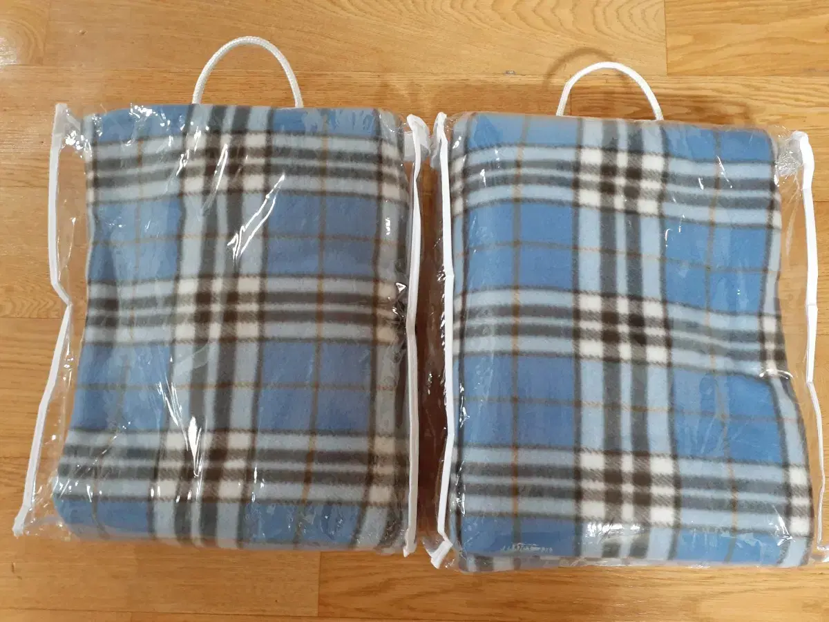 New knee blankets, large size. Watch comfortably at home or when camping. 13,000 won each. 1 piece.