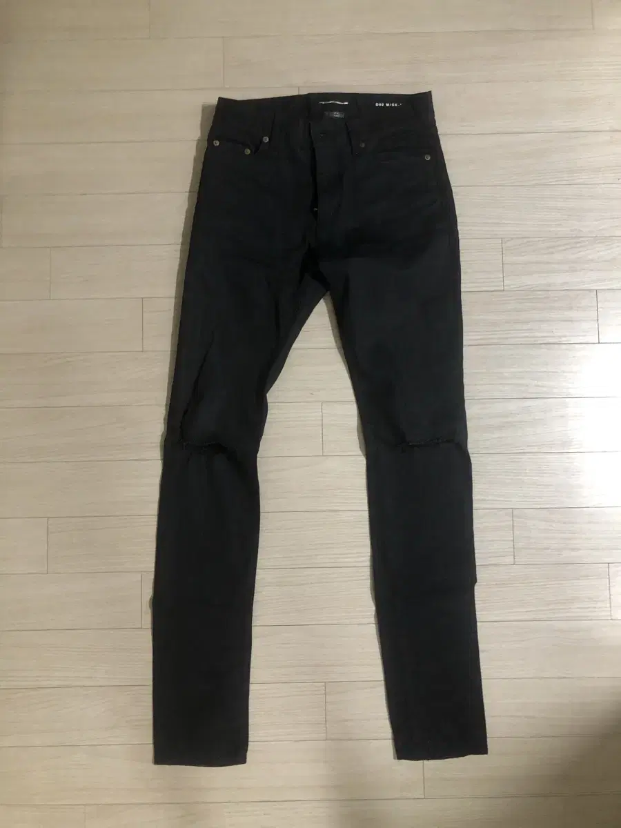 Saint Laurent D02 Knee-deep jin