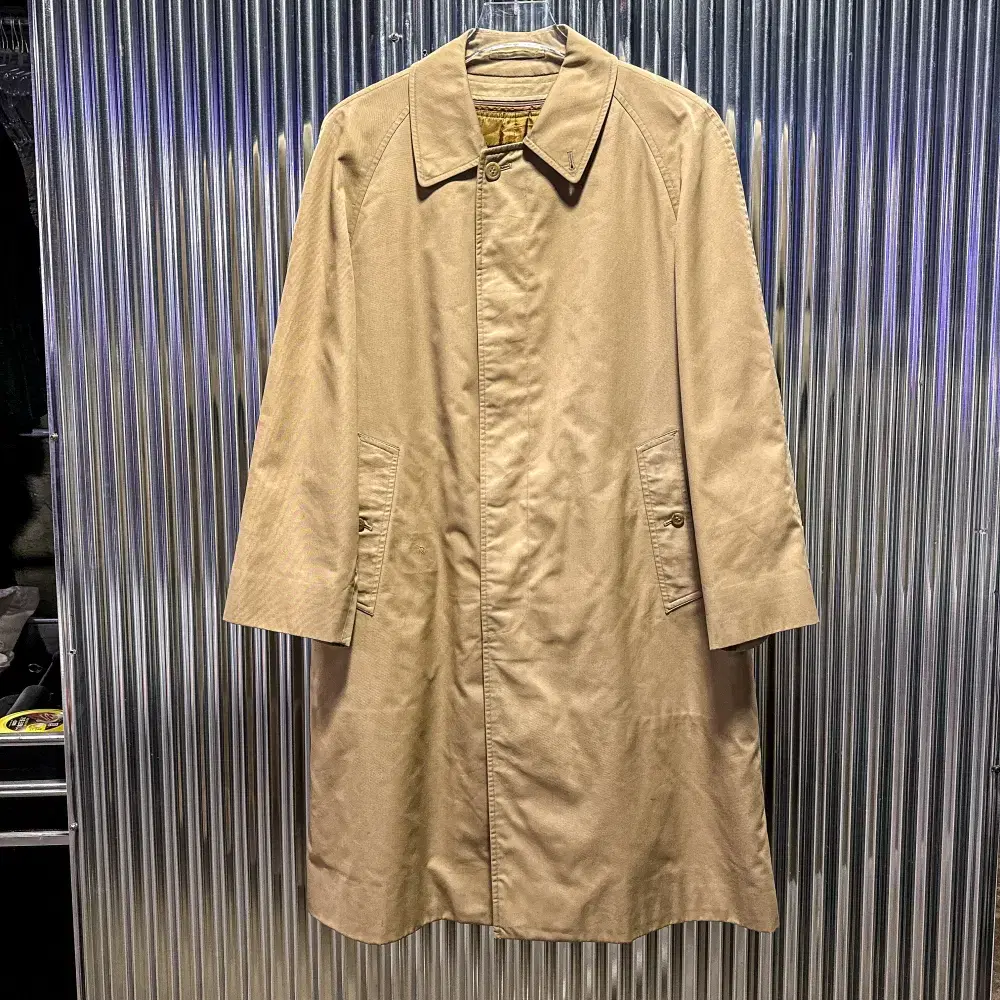 Burberry Aberdeen Trench Coat (Domestic M) CE193