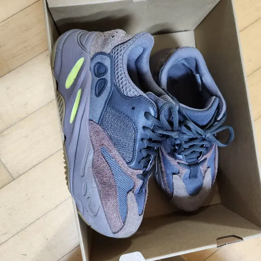 Adidas YEEZY 700 MAUVE