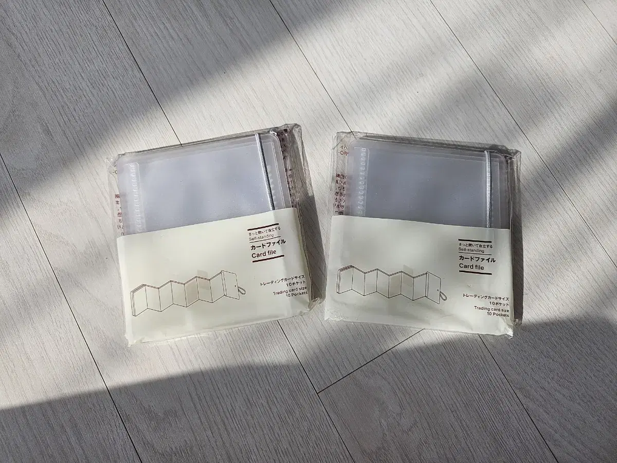 10-pocket photo card holder for unattended goods