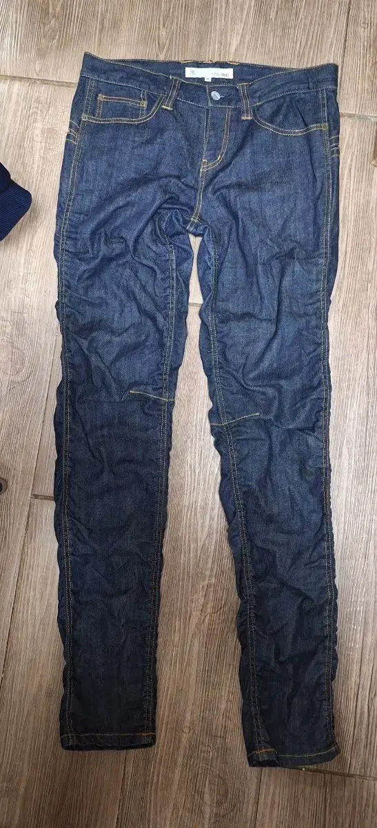 Unused WG Golvangi jeans, size 32 (see picture for tape measure).