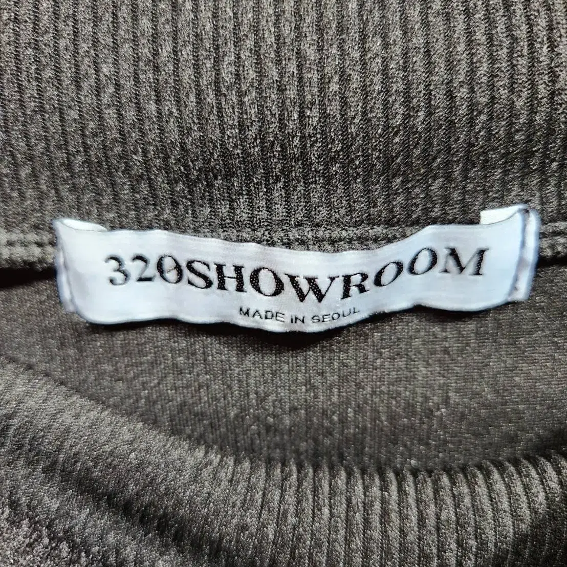 F/ 320SHOWROOM 320쇼룸 오프숄더 티셔츠 /47