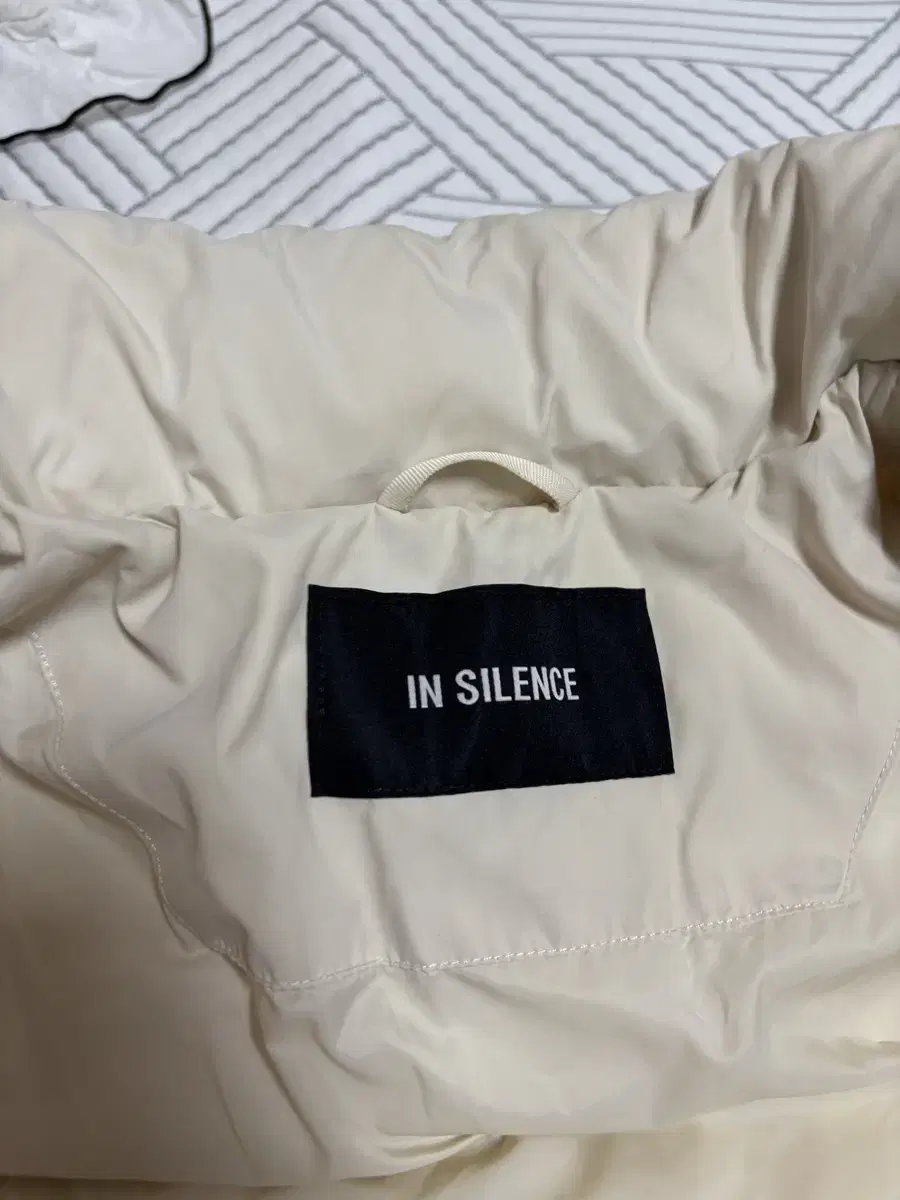 [Quick sale] Insilence Ivory Padding M 25000won