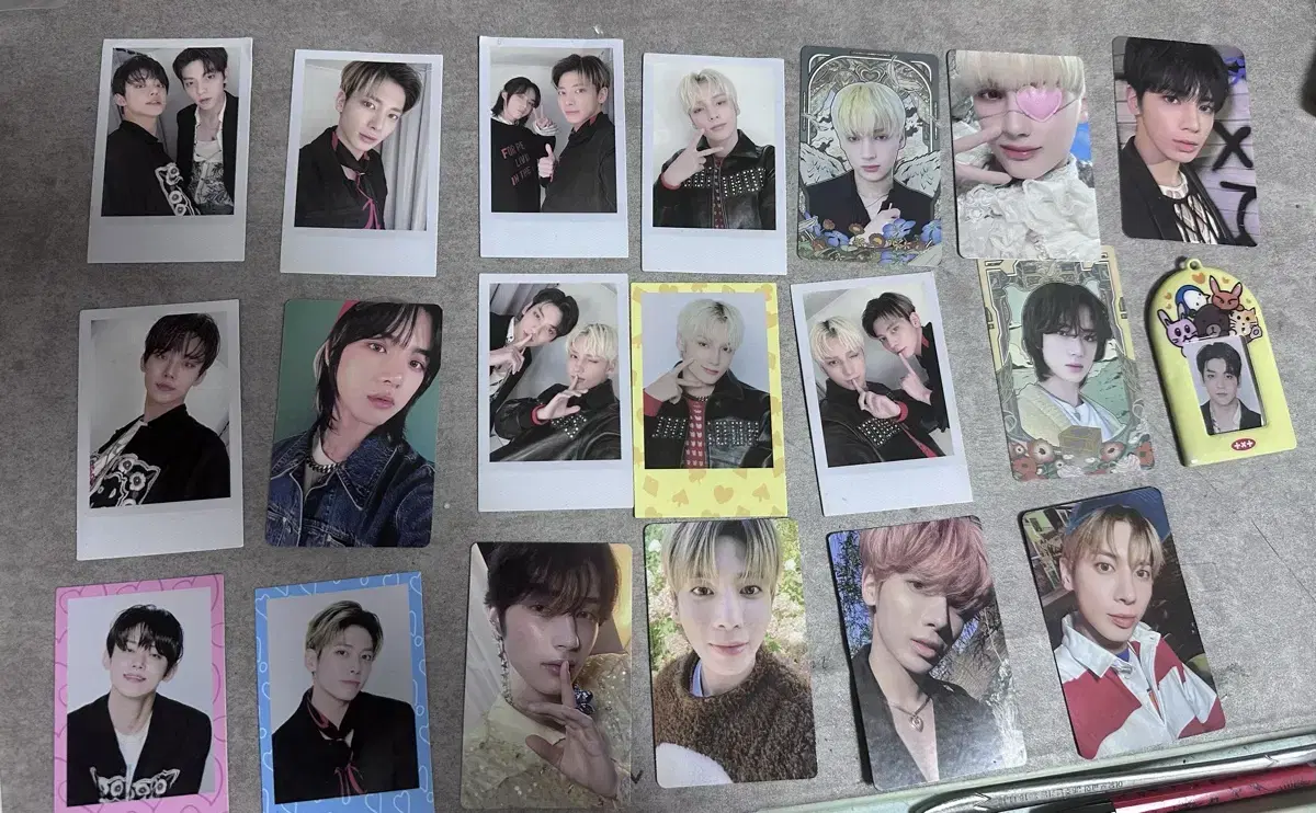 19 txt photocards/polaroids,mini swag case