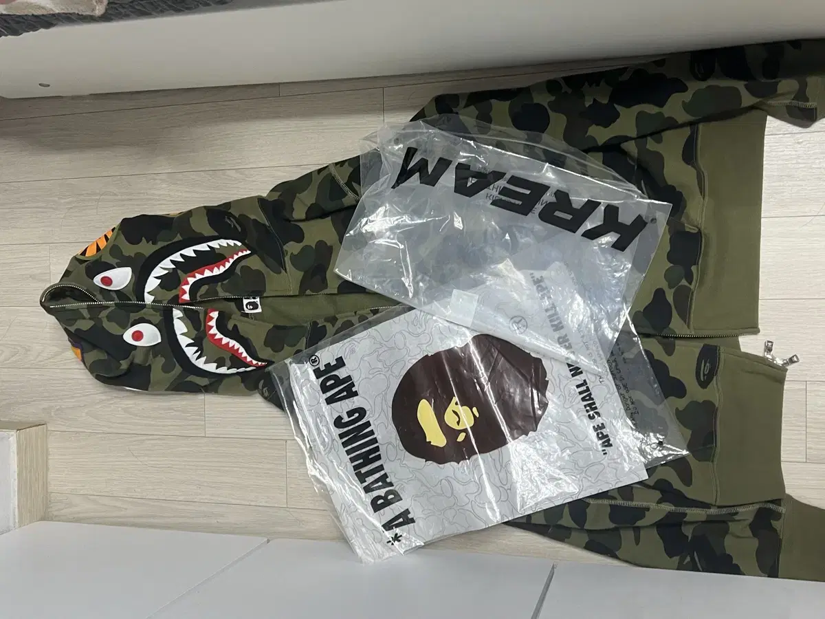 베이프 Bape 녹계 샤크 카모 후드집업 판매/교신