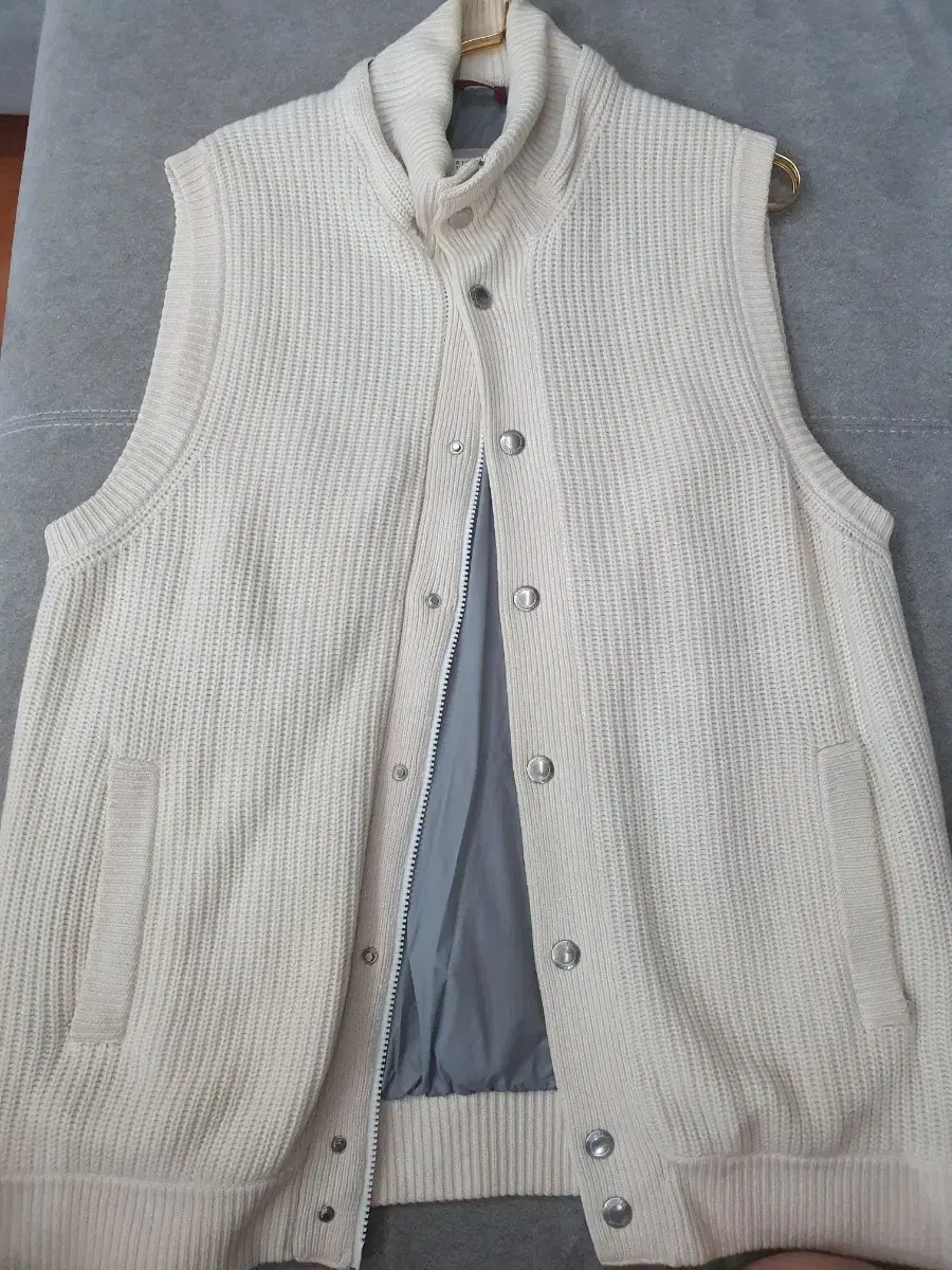 [50] Brunello Cucinelli Cashmere knit vest in white with hood