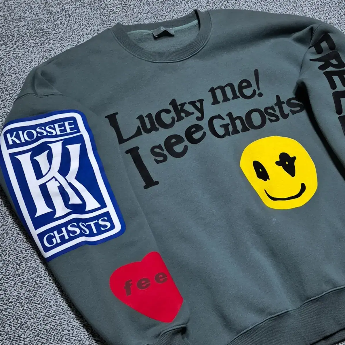 Kids see Ghosts 스마일 포인트 레터링 군청 맨투맨