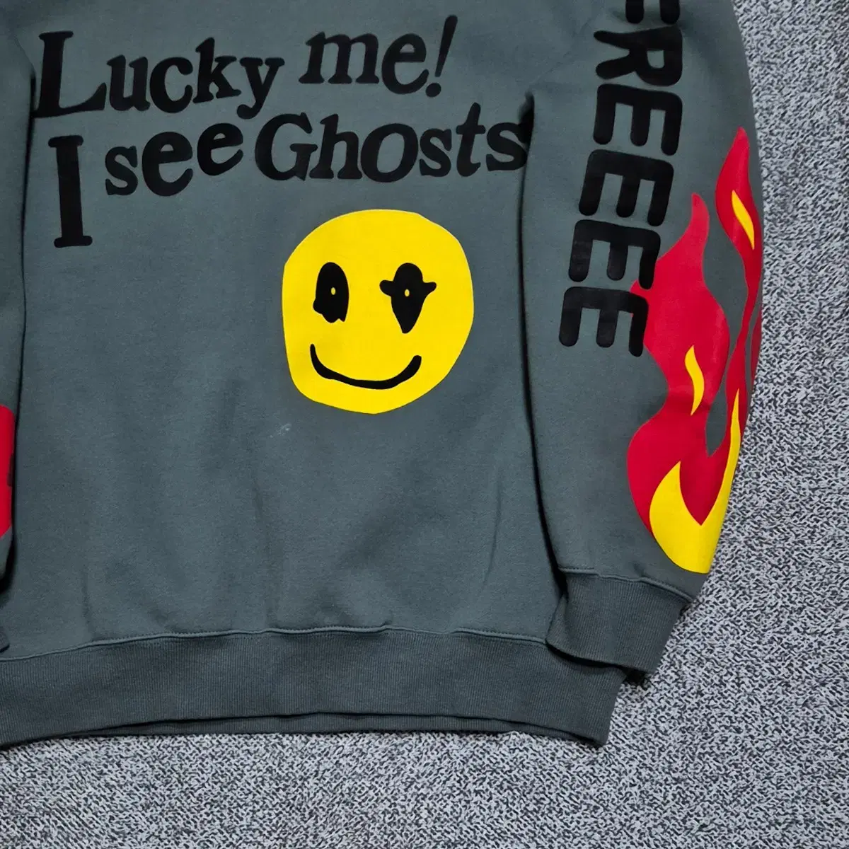 Kids see Ghosts 스마일 포인트 레터링 군청 맨투맨