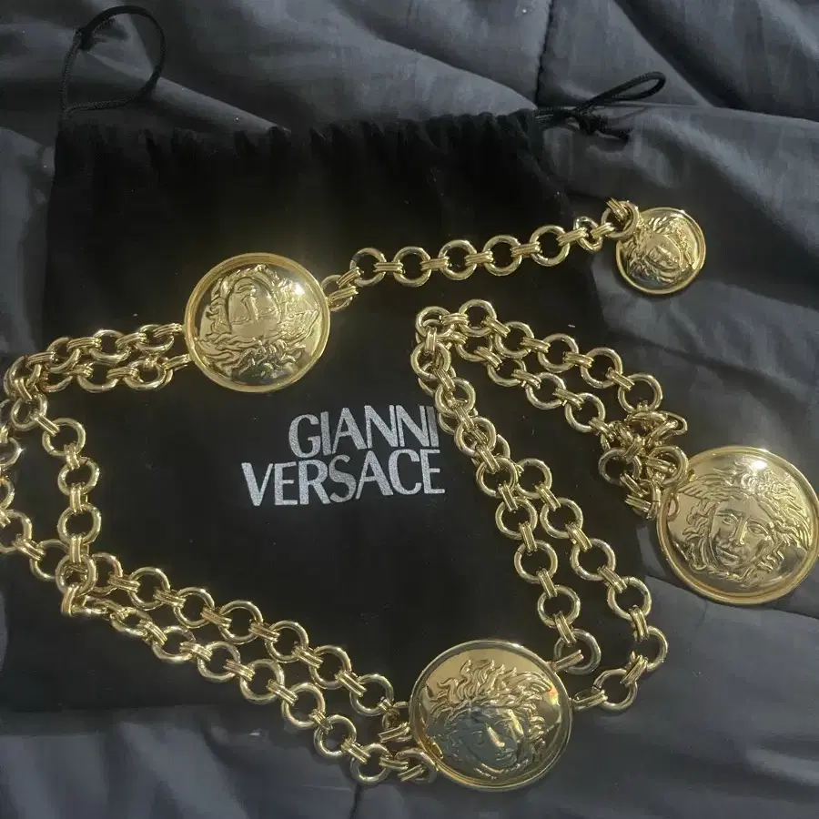 Gianni Versace 베르사체 골드톤 메두사 코인메달 목걸이 벨트