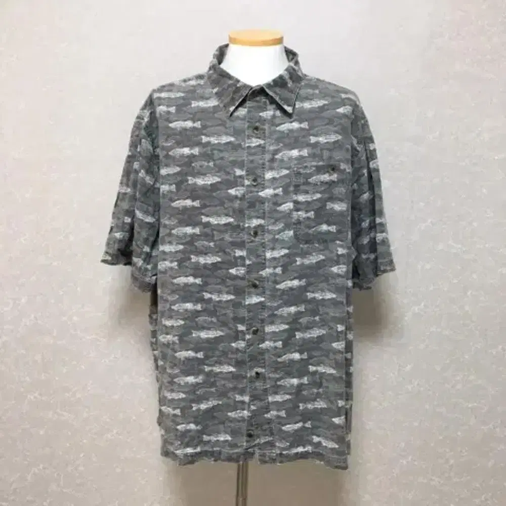 2XL patterned short sleeve shirt. (c202)