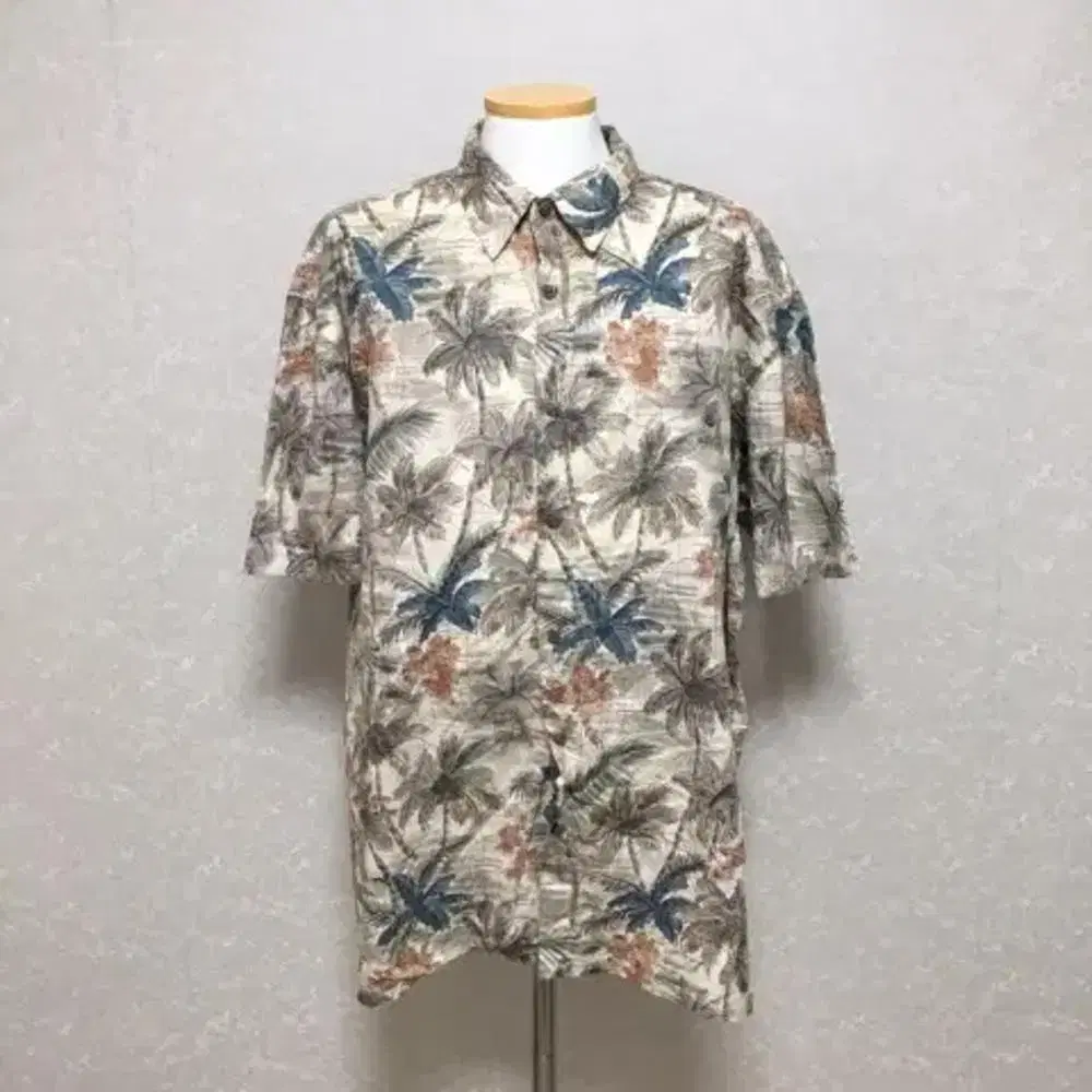 XL Hawaiian short sleeve shirt. (c217)