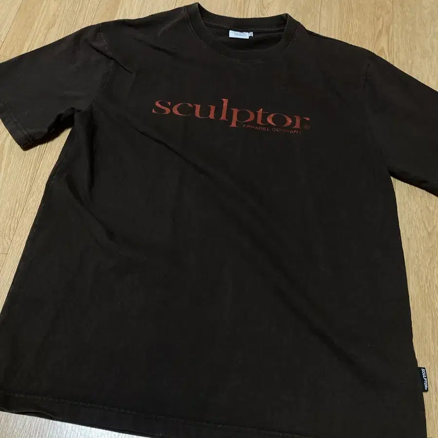 스컬프터 티셔츠 Metallic Serif Logo Tee Brown