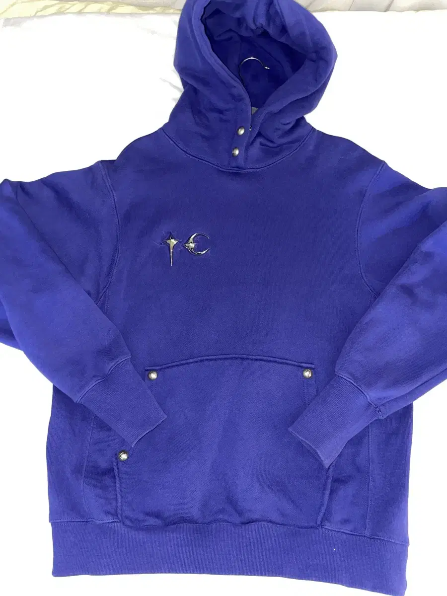 I'm selling 1 size of the floaty club hoodie navy!