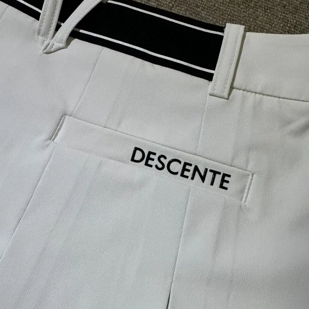 DESCENTE 데상트 여성 웰딩 포인트 플리츠 스커트