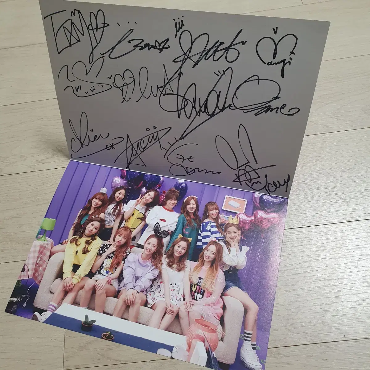 WJSN's debut autographed kard. bona seola From exy Migi of the sanctuary line