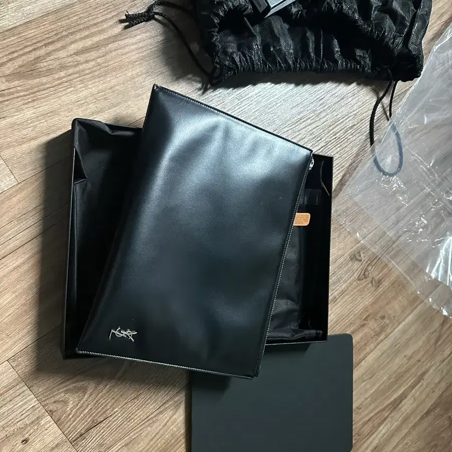 SAINT LAURENT 20FW 생로랑 남성 모노그램 클러치 백 블랙