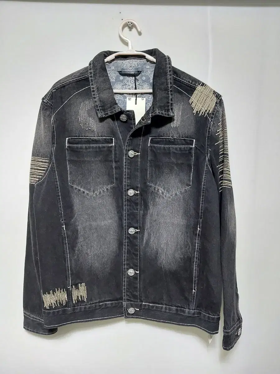 Men's jean jacket new design looks great