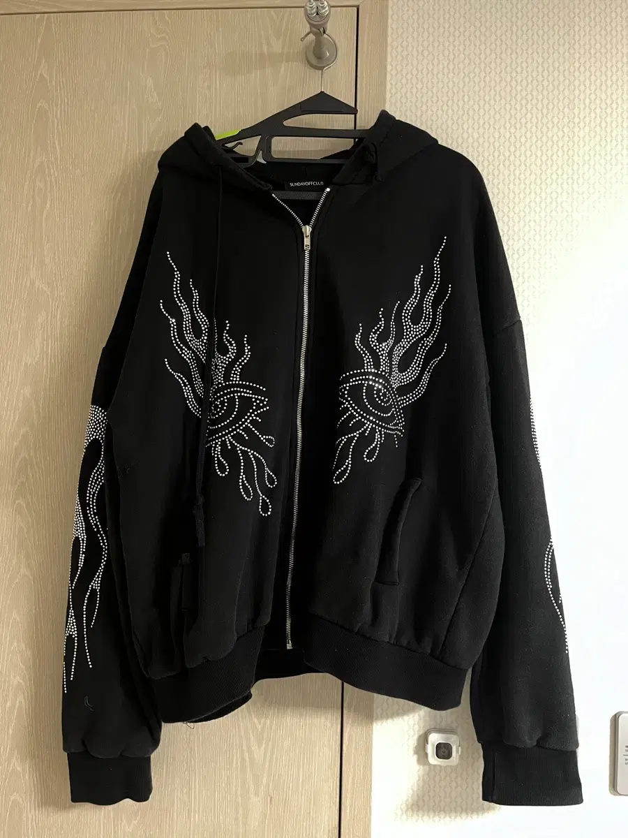 Quick sale) 선데이오프Club Eyes Rhinestone Hoodie Zip Up