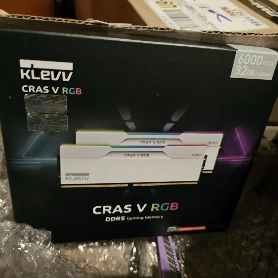 에센코어 KLEVV CRAS V DDR5-6400 32GB 화이트