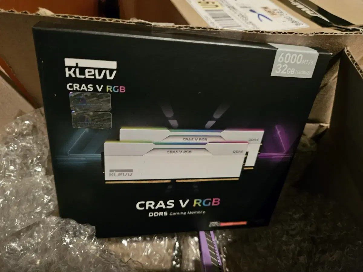 에센코어 KLEVV CRAS V DDR5-6400 32GB 화이트