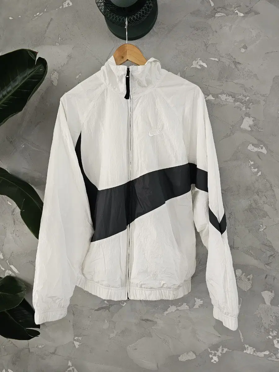 Nike Windrunner Jacket L sells